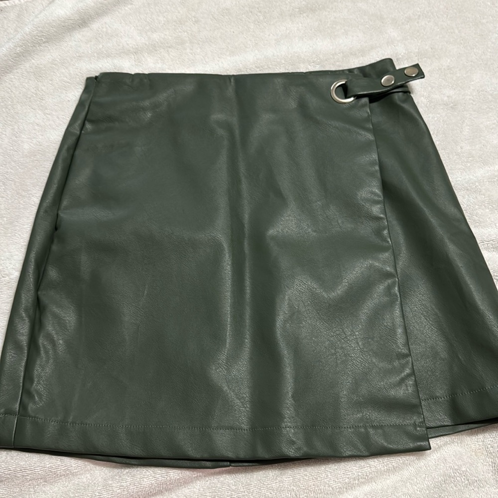 Greens skirt with side buckle